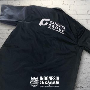 Kemeja Hitam Tampak Belakang