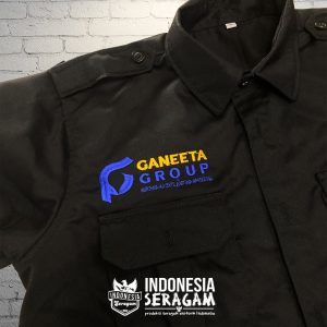 Kemeja Hitam Tampak Dekat